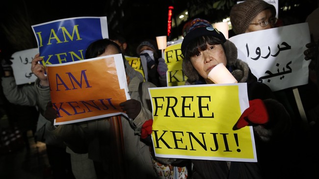Ratusan warga Jepang berunjuk rasa di depan kantor Perdana Menteri Shinzo Abe untuk menuntut pembebasan Kenji Goto dari cengkraman ISIS.