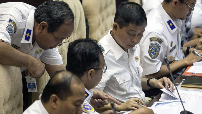 Staf Khusus Menteri Perhubungan Hadi M. Djuraid mengungkapkan pihak Kementerian Perhubungan harus berusaha ekstra untuk mendapat penjelasan dari pihak Lion Air.