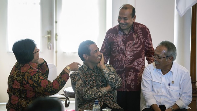 Presiden Jokowi menggelar rapat gelombang IV dengan para bupati Jawa-Maluku. Jokowi menginginkan pertemuan seperti ini digelar lebih dari sekali dalam setahun.