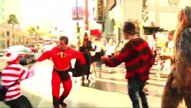 Mr. Incredible dan Batgirl bertengkar memperebutkan lahan pamer di Hollywood Boulevard, coba dilerai oleh Chewbacca dan Freddy Krueger.