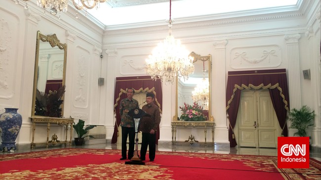 BJ Habibie meminta seluruh elemen bangsa agar tak berkutat pada kisruh KPK dan Polri. "Jangan itu saja. Jangan itu saja.”