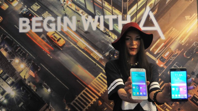 Samsung mengumumkan kehadiran smartphone tertipis lainnya yang diberi nama Galaxy A7. Bentuknya sangat identik dengan Galaxy A3 dan A5 yang lebih dulu hadir.