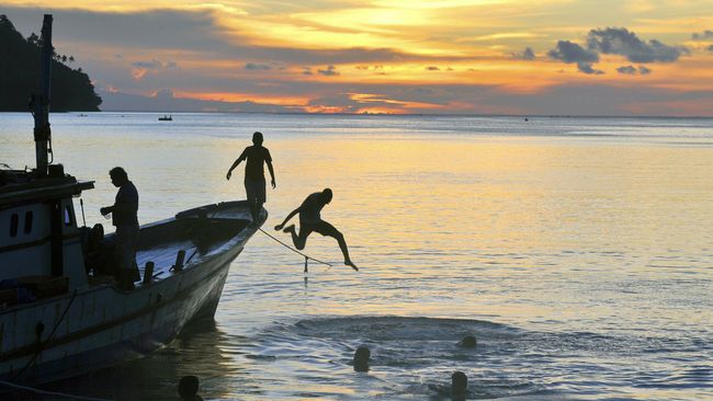 Masyarakat Tidore percaya, ketika gerhana matahari atau bulan tiba, ada raksasa besar yang menelan matahari atau bulan tersebut.