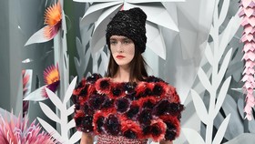 Cantiknya Taman Eden Berhias Bunga di Panggung Chanel