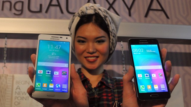 Tidak hanya itu saja, Samsung Galaxy A5 dan A3 ini juga bisa diajak basah-basahan alias water resistant.