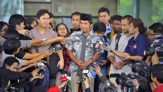 ICW juga mendesak KPK untuk tetap melanjutkan proses penyidikan terhadap dugaan korupsi yang dilakukan oleh komjen Budi Gunawan.