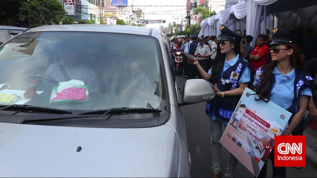 Tidak tanggung-tanggung, Ahok mengaku kerap mengirimkan orang untuk menguji para juru parkir di kawasan wisata kuliner itu.