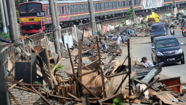 PT KAI Bongkar 137 Bangunan Liar di Jalur Angke-Kampung Bandan