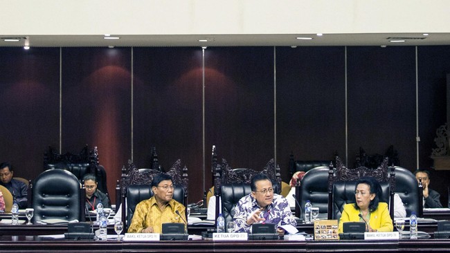 Gaung DPD dianggap tak terdengar dalam menyuarakan aspirasi daerah. Karenanya, anggota DPD diminta menunjukkan kinerjanya dan melepas kepentingan partai.