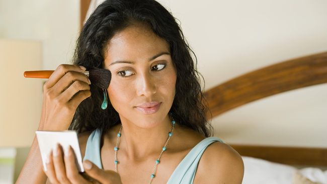 Tak perlu lagi mengkhawatirkan bintik atau noda hitam di wajah. Kini, sedang nge-tren riasan gaya baru yang disebut galaxy freckles.