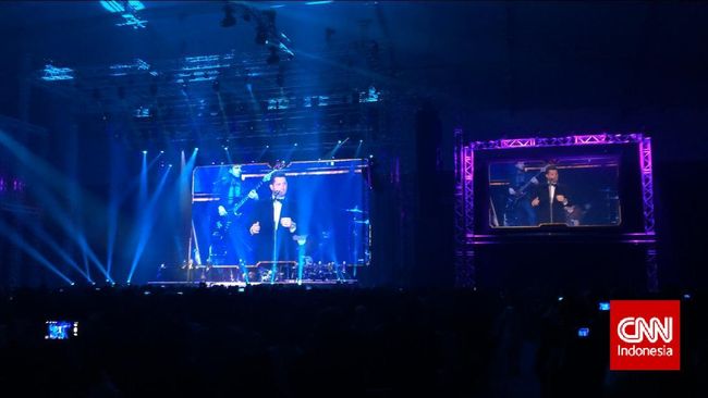 Michael Buble akhirnya unjuk suara di Indonesia. Penampilannya di Indonesia Convention Exhibition (ICE), Serpong, Kamis (29/1) malam terasa intim dan berkesan.