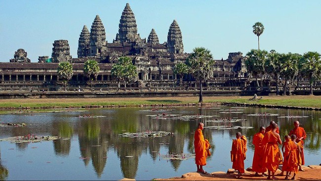 Kegemaran berfoto telanjang di Angkor Wat, Kamboja, membuat lima turis yang berkunjung ke situs warisan budaya dunia UNESCO tersebut dideportasi tahun ini.