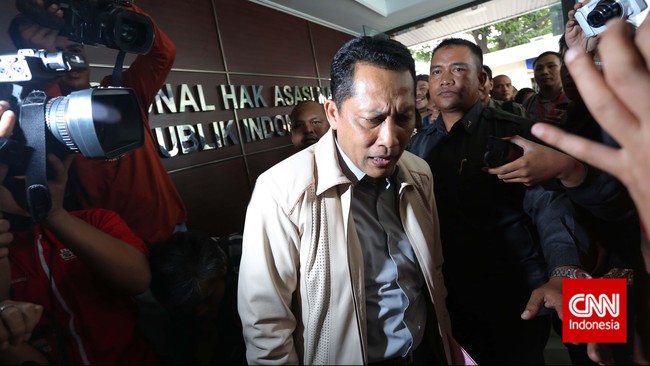 Seluruh pimpinan KPK saat ini dilaporkan ke Badan Reserse Kriminal Mabes Polri. Belum ada kejelasan soal proses hukum atas kasus mereka.