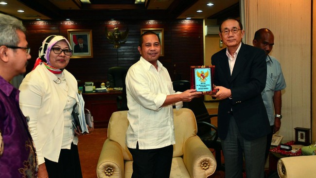 Di Korea Selatan dikenal program Saemaul Undong, program membangun desa dengan pengakuan terhadap nilai-nilai lokal serta partisipasi.