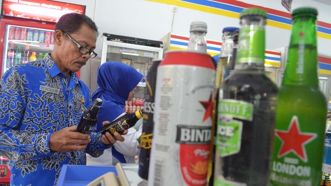 Harga saham Multi Bintang turun 1,04 persen dan Delta Djakarta melemah 0,18 persen hari ini.
