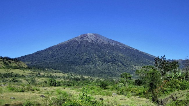 Kebakaran di hutan Gunung Rinjani yang terjadi kemarin, Senin (28/9), diduga BNPB disebabkan oleh puntung rokok yang dibuang para pendaki.