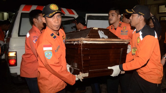 Mereka telah memperluas wilayah operasi pencarian dan evakuasi korban AirAsia QZ8501 hingga perairan barat Pulau Sulawesi.