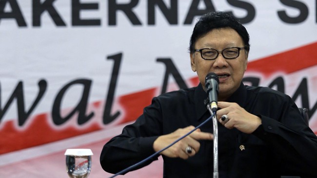 Menteri Dalam Negeri Tjahjo Kumolo heran permintaan pencabutan surat edaran terkait pembayaran tunjangan hari raya (THR) dan gaji ketiga belas dari APBD.