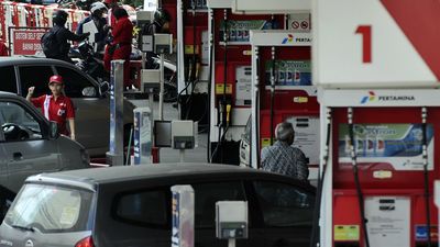Petugas melakukan pengisian bahan bakar minyak (BBM) ke sejumlah kendaraan di salah satu SPBU Kawasan Kuningan, Jakarta, Jumat (30/1). Pemerintah melalui Kementerian ESDM mengusulkan subsidi BBM dalam
