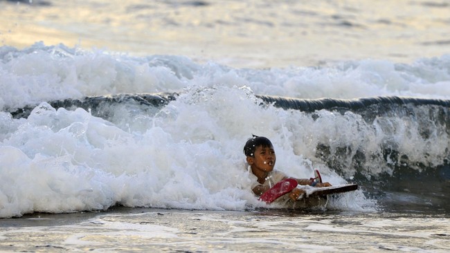 BNPB mengimbau masyarakat untuk lebih berhati-hati ketika berwisata di pantai dan siaga terhadap adanya ombak besar.