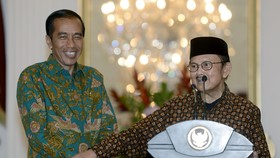Habibie Minta Jokowi Dukung Produksi Pesawat R80