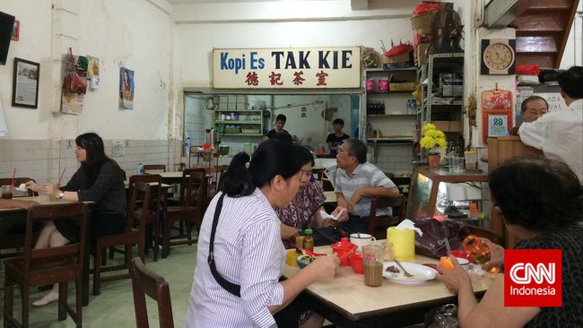 Penjaja kuliner legendaris di Indonesia pada akhirnya 'mengembuskan napas terakhir' dan digantikan kuliner Barat yang modern.