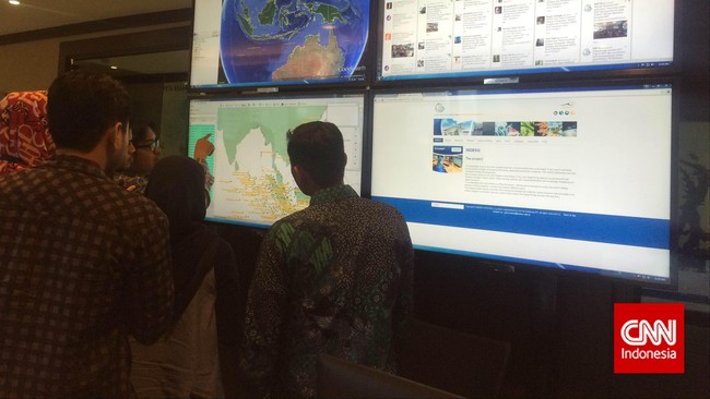 Empat layar monitor besar di ruangan kantor Menteri Kelautan dan Perikanan Susi Pudjiastuti menjadi pengawas pergerakan kapal ikan di perairan Indonesia.