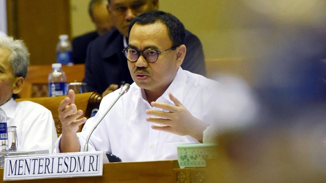 Gubernur Maluku Said Assegaf memastikan Inpex Corporation menunda rencana pengembangan produksi blok kaya gas Masela di laut Arafura, Maluku.