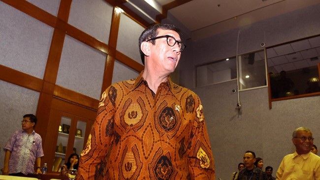 Aburizal Bakrie akan melaporkan Menkumham Yasonna Laoly apabila mengesahkan dan mengeluarkan surat keputusan (SK) kepengurusan Golkar Agung Laksono.