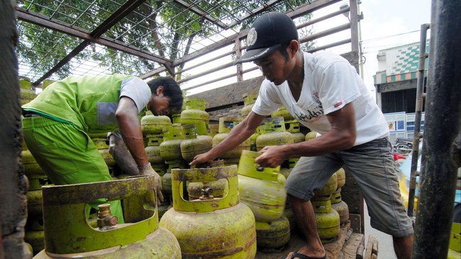 Gas elpiji tabung 3 kilogram masih sulit ditemukan di sejumlah tempat di Depok, Jawa Barat. Kalau pun ada, harganya sudah naik 5 persen sebulan terakhir.