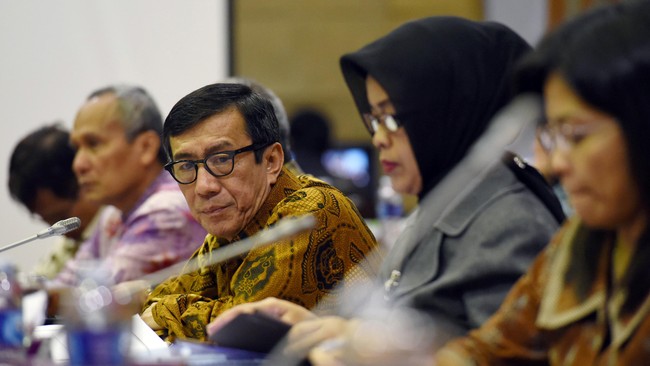 Kedua penggugat mengklaim tidak memihak, baik kubu Aburizal Bakrie (Ical) atau Agung Laksono. Namun klaim tersebut diragukan.