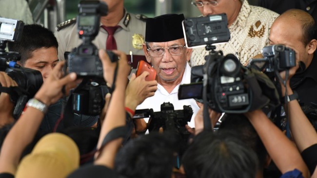 Anggota Dewan Pertimbangan Presiden Hasyim Muzadi mengatakan kedatangannya untuk menjadi silaturahmi dengan para komisioner KPK.