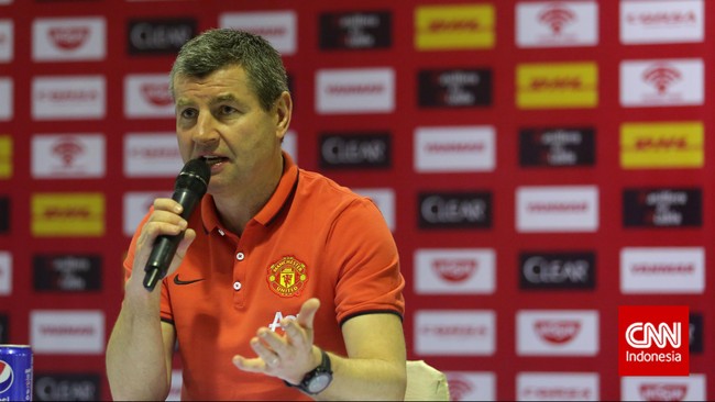 Pemain legendaris Manchester United Denis Irwin menghadiri konferensi pers United: Live in Jakarta di Balai Kartini, Jakarta, Sabtu, 31 Januari 2015. Acara tersebut berisi hiburan, pernak pernik dan nonton bareng pertandingan MU. CNN Indonesia/Adhi Wicaksono.