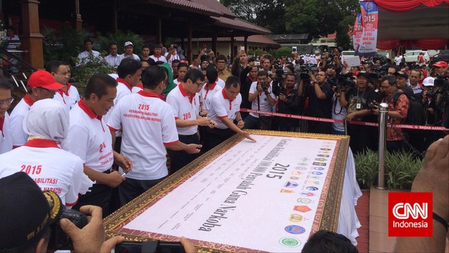 Wagub DKI Jakarta Djarot S Hidayat mencanangkan program agar setidaknya 100 ribu pengguna narkoba melaporkan diri untuk direhabilitasi.