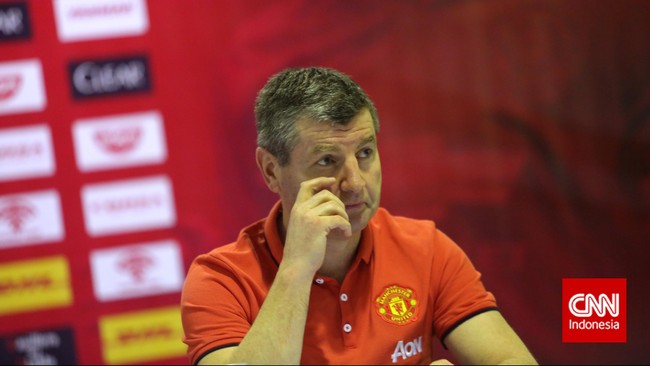 Mantan bek Manchester United Denis Irwin mengagumi sikap profesional Zlatan Ibrahimovic dan kemajuan pesat Paul Pogba di Setan Merah.