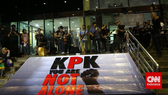 Di tengah niat sejumlah pegawai KPK yang hendak mundur apabila seluruh pimpinan KPK ditetapkan sebagai tersangka, masih banyak staf yang memilih bertahan.