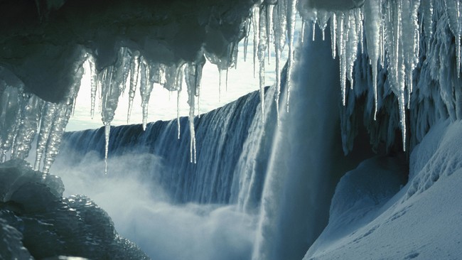 Bagi pendaki es asal Kanada, Will Gadd, mendaki lereng beku di air terjun Niagara pada musim dingin merupakan medan pendakian baru yang menantang.