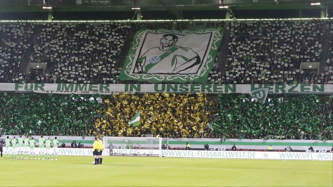 Peringkat kedua klasemen sementara Bundesliga, VfL Wolfsburg, mencatatkan kemenangan mengesankan 4-1 atas Bayern Munich.