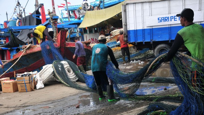 Bantuan tersebut merupakan kompensasi diberlakukannya larangan penangkapan ikan dengan puhak hela dan pukat tarik.