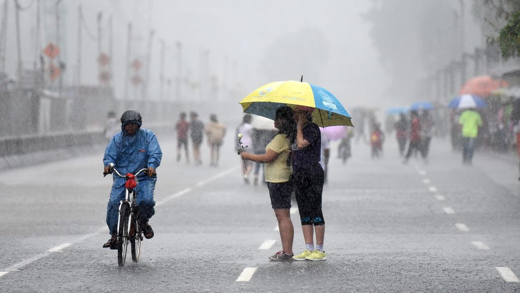 BMKG: Mayoritas Kota Besar di Indonesia Berawan hingga Hujan Ringan