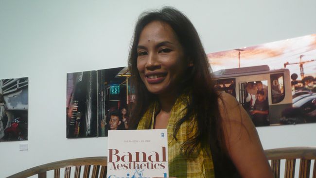 Ada pertanyaan, apakah buku Indonesia harus berlatar asing untuk mudah diterjemahkan ke dalam bahasa Inggris atau lainnya?