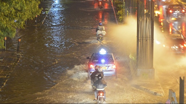 Kendaraan roda dua dan sedan yang akan melintas Jalan MH Thamrin, yaitu di depan pusat perbelanjaan Sarinah, diimbau untuk tak melewati kawasan tersebut.