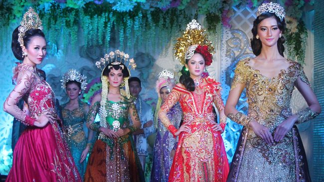 Kebaya menjadi sebuah busana pilihan ketika pesta pernikahan. Meski menggunakan busana tradisional, pengantin muda tetap ingin terlihat unik, cantik dan modern.
