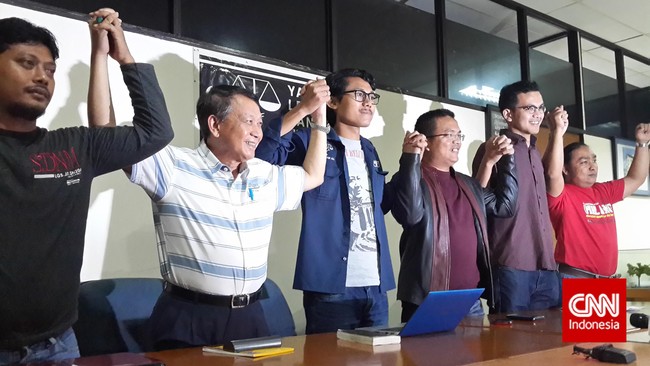 Mantan Wakil Menkumham Denny Indrayana menilai Presiden Joko Widodo bisa menentukan sikap terkait Kapolri karena praperadilan Budi Gunawan menyalahi hukum.