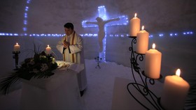 Uniknya Gereja Es di Rumania