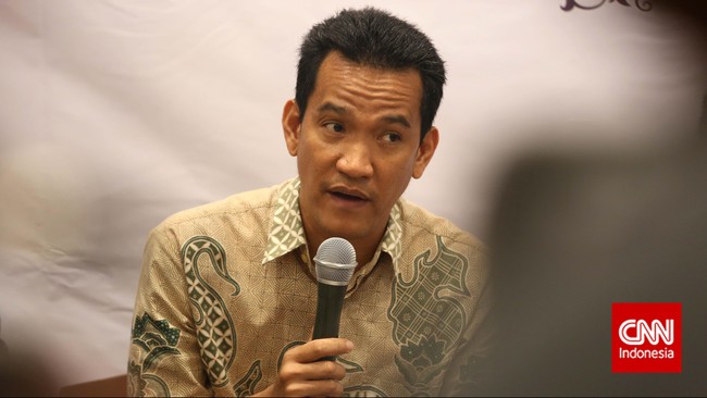 Refly Harun: Calon Petahana Cukup Cuti Saat Berkampanye Cuti yang diambil calon petahana menurut Refly Harun tak perlu diambil kepala daerah selama empat bulan masa kampanye.