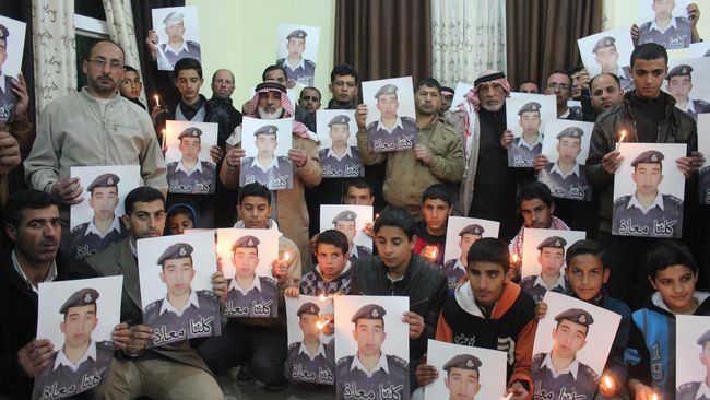 Selebriti Arab berbondong-bondong memberi ungkapan duka cita atas tewasnya pilot Yordania, Muath al-Kasaesbeh oleh ISIS, melalui akun media sosial mereka.