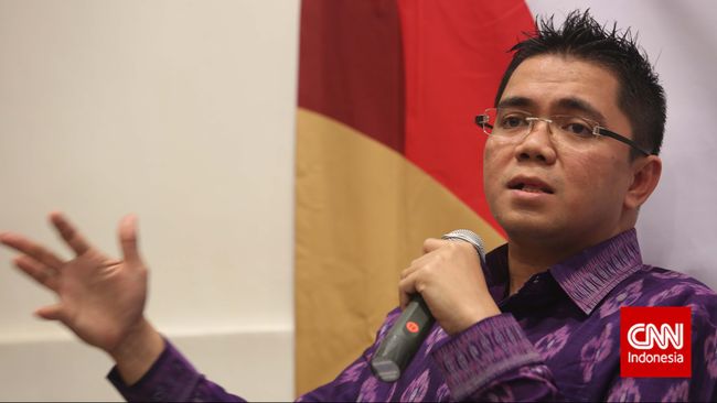 Anggota Komisi III DPR menjelaskan alasan dirinya menyinggung copot kajati yang menggunakan bahasa Sunda di dalam rapat.