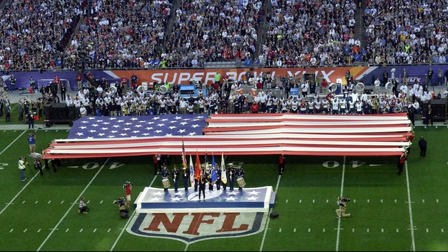 Tak memiliki tiket, dua orang penggemar Seattle Seahawks asal Irlandia terbang ke Phoenix dan 'membobol' stadion untuk menyaksikan laga Super Bowl.