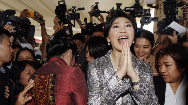 Pendukung mantan perdana menteri Yingluck Shinawatra memilih bersikap menunggu hingga pemerintah militer menyerahkan kembali kekuasaan kepada pemerintah sipil.